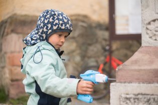 I kamenným pomníkům je třeba jednou za čas dotáhnout šroubky