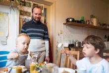 Dali se snaží nedat na sobě najevo, jak moc ho šokuje opékání tofíček nad adventním věncem