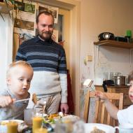 Dali se snaží nedat na sobě najevo, jak moc ho šokuje opékání tofíček nad adventním věncem