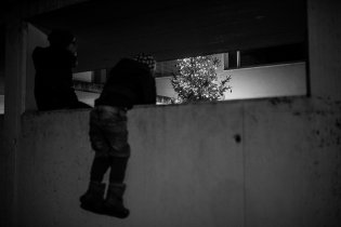 Strom v Komíně svítí, a my jsme byli (seděli, viseli) u toho