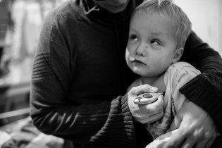 Viky usedl ke štědrovečerní večeři s horečkou...