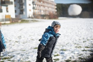 Tom vzal Véru a Ráďu na chvíli ven, ať si trochu užijou sněhu, kdo ví, jestli ještě nějaký bude