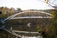 Po lávce u hradu Veveří chodí lidi celkem běžně, ale že by viseli dolů, to se tak často nevidí