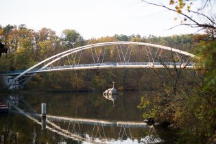 Po lávce u hradu Veveří chodí lidi celkem běžně, ale že by viseli dolů, to se tak často nevidí