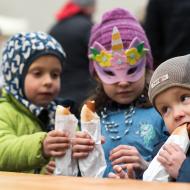 K pojídání párků v rohlíku se ochotně přidali i kluci