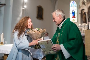Lenka obětavě vyčistila všechny sochy, za to jí patří upřímný dík