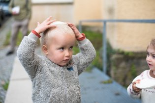 Viki si není jistý, jestli vstupuje do katolického kostela, či do synagogy