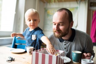 Dali naše pozvání na svatební výslužku přijal, netušíc, že zákusky si nebude smět vybrat sám