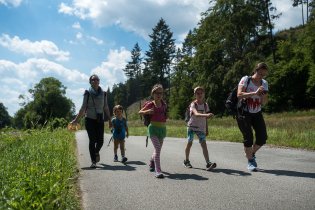 Vyrážíme směr tábořiště pod Vlčí skálou, čeká nás návštěvní den