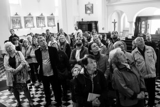 Jako slunečnice  otáčí hlavu za sluncem, tak účastníci komentované prohlíky za svatým Václavem