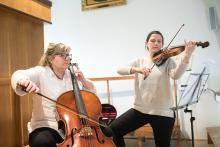 Housle a violoncello v duchovní hudbě