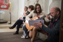 Zuzka na křtinách v Křižanově bravurně zvládla sehrát roli maminky i kytaristky