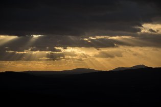Občas kvůli záběru i na krajnici zastavíme ("tati, ale já tě chápu, taková krása, to přece nemůžeš nechat jen tak")