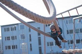 Takhle se létá na hřišti s boulema