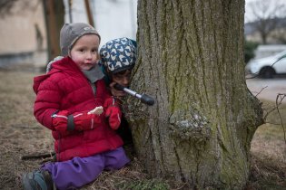 Dejte pozor na policistu v civilu, který se ukrývá za vzrostlým stromem