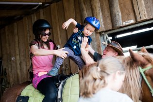 Naše první rodinná koňojízda - naloďujeme se