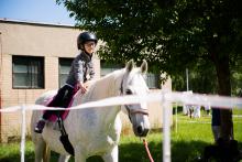 Mezitím v Komíně - Verunka je na koni (na Dětském dni před ZŠ Pastviny)