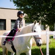 Mezitím v Komíně - Verunka je na koni (na Dětském dni před ZŠ Pastviny)