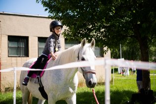 Mezitím v Komíně - Verunka je na koni (na Dětském dni před ZŠ Pastviny)