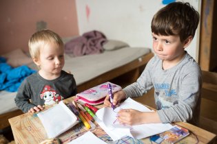 Už i u nás doma dšlo na hraní na školu