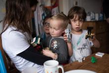 Starší děti se vrátily z Prahy, a snaží se navázat kontakt s rozespalým Vikim