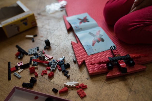 Ráďa už lego podle návodu sestavuje jako drak