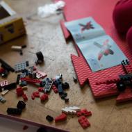 Ráďa už lego podle návodu sestavuje jako drak