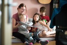 Jako každou návštěvu, i Káťu si děti po chvilce oťukávání zabavily pro sebe