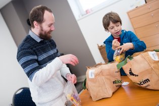Kdo nechcete vědět, kdo ve skutečnosti balí mikulášské balíčky, přeskočte, prosím, tuto fotografi