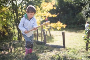 Na školkové brigádě se najde práce pro všechny generace