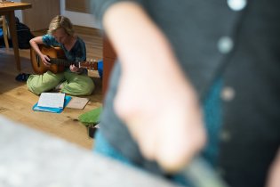 Hanka zvládá hrát ke zpěvu i k vaření