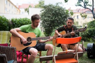 Víkend začíná tentokrát už v pátek... když někdo hraje na jedné fotce s Johnym, hned to vypadá, že hraje líp