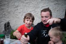 A teď vás, kluci, naučím důležitou životní dovednost: jak dostat zátku z láhve