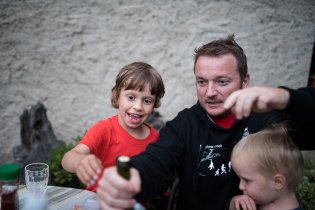 A teď vás, kluci, naučím důležitou životní dovednost: jak dostat zátku z láhve