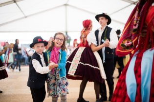 ... ale komínská radnice myslí na všechno, takže hodová zábava byla v suchu