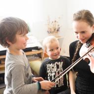 Hra na housle oba naše chlapce velmi zaujala