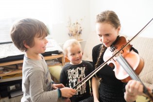 Hra na housle oba naše chlapce velmi zaujala