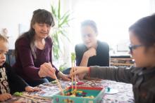Hravý nácvik práce s čínskými hůlkami