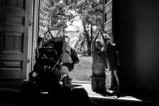 U bočního vchodu na Pouti rodin v Předkláštěří