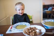 Babiččina hrachová polévka je výborná, ale opečené chlebíky jsou na ní stejně to nejlepší