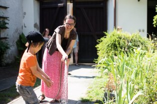 Zalévání farní travičky není žádná sranda
