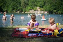 Co si vzít na pláž? Knihu, paddle board, lego?