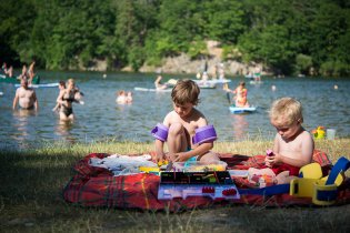 Co si vzít na pláž? Knihu, paddle board, lego?