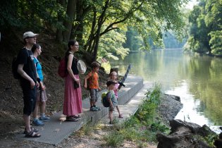 Co dělat v parném dni? Projít se podél řeky!