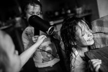 Není nad to mít dva bráchy, ani vlasy si nemusíte fénovat samy