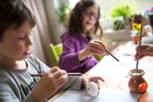 Ráďa mrkl na YouTube na tutoriál a malování kraslic mohlo začít