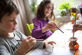 Ráďa mrkl na YouTube na tutoriál a malování kraslic mohlo začít