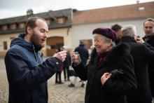 Agapé před kostelem