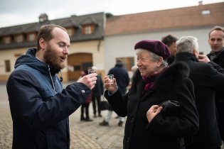 Agapé před kostelem