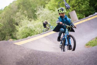 Víkend bez mamky začíná - Ráďa se sžívá s novým kolem